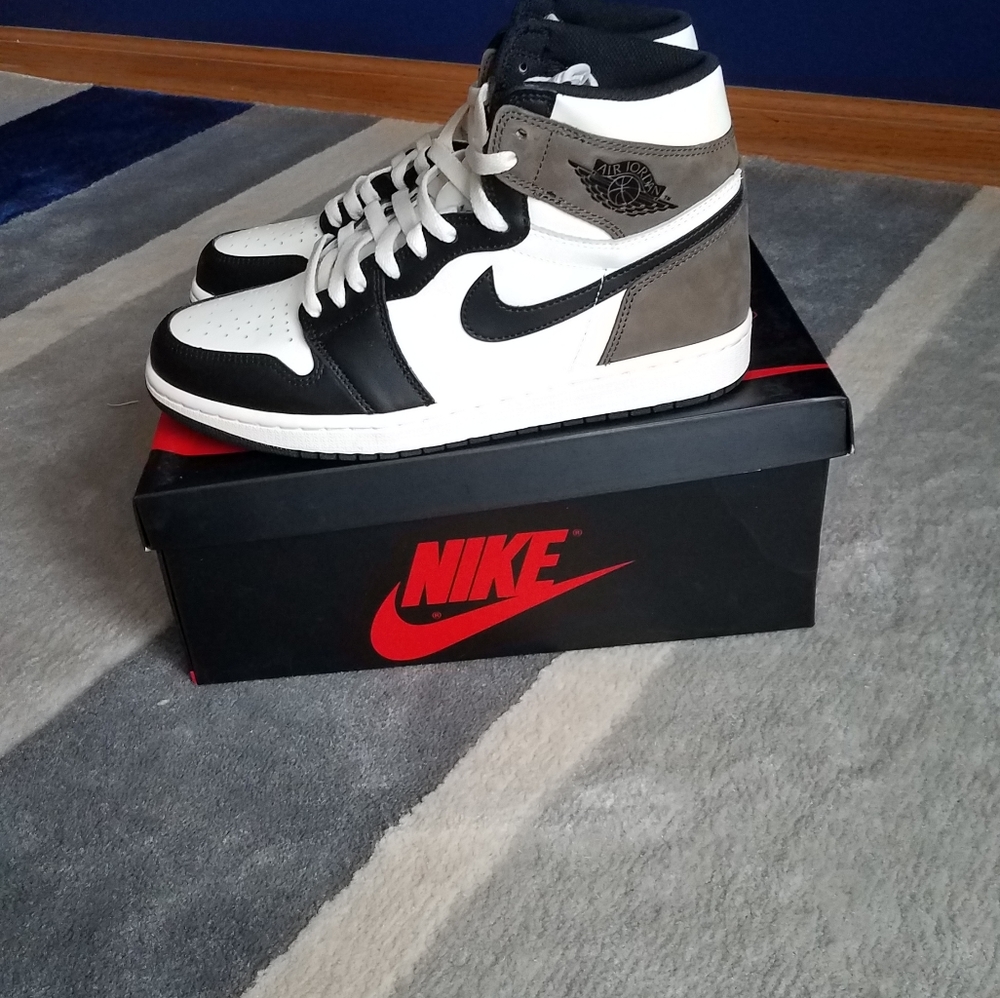 Air jordan 1 mocha size 9